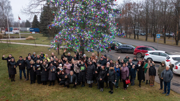 Bendrovės kolektyvas įžiebė kalėdinę eglutę