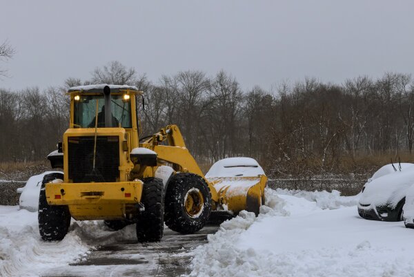 Kiemo važiuojamosios dalies ir parkavimo aikštelių sniego valymo darbai