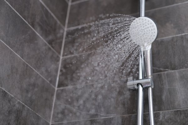 Svarbi informacija dėl karšto vandens tiekimo